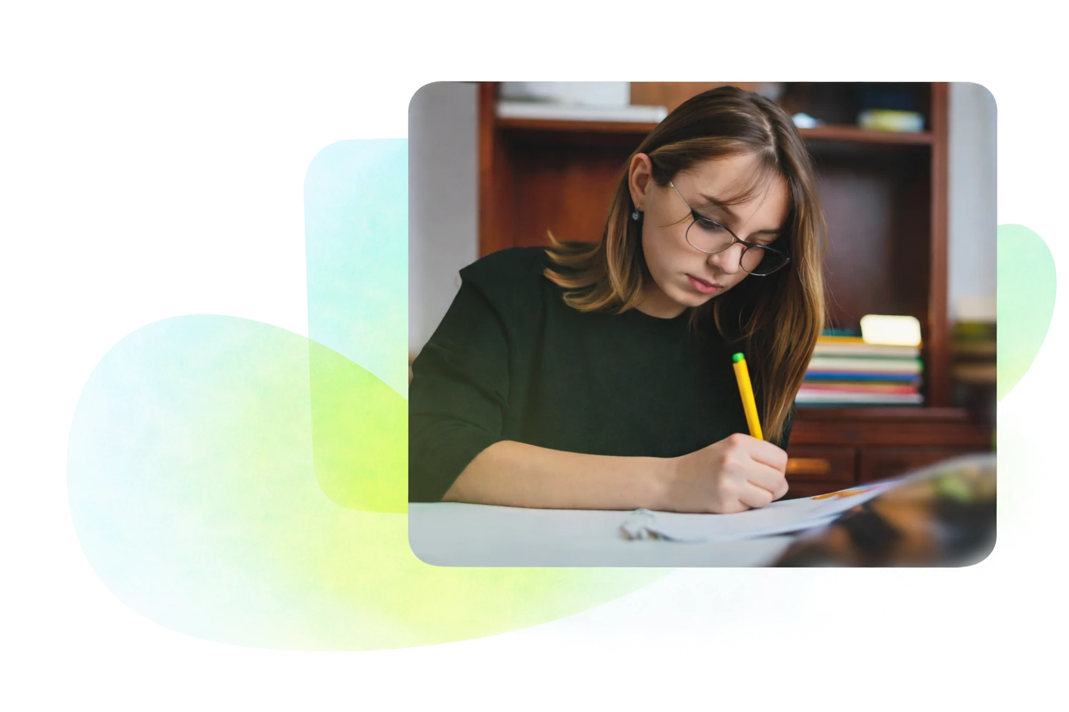 chica haciendo un curso desde su casa con octaedu