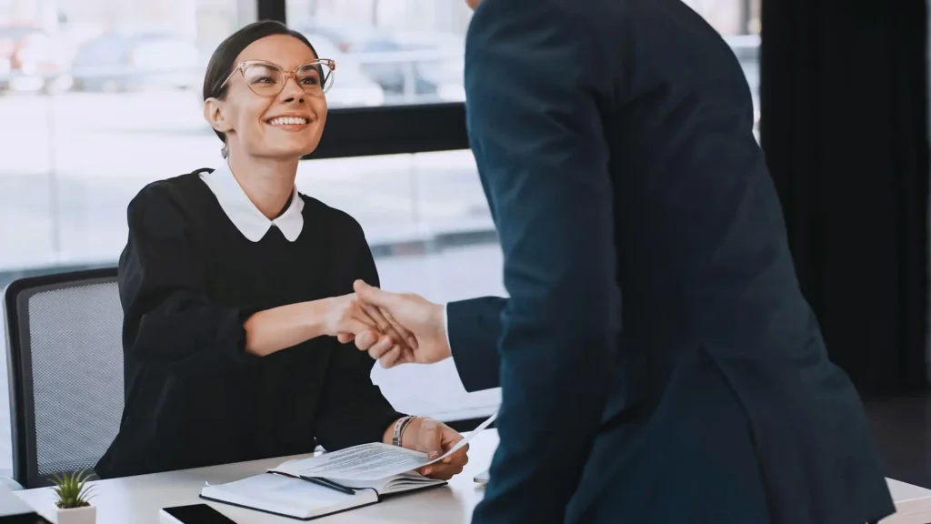 persona de recursos humanos atendiendo