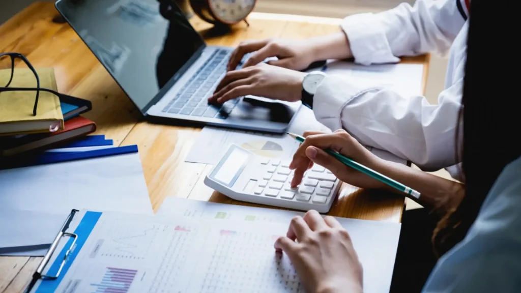 personas haciendo gestion de tratamiento de datos y documentos